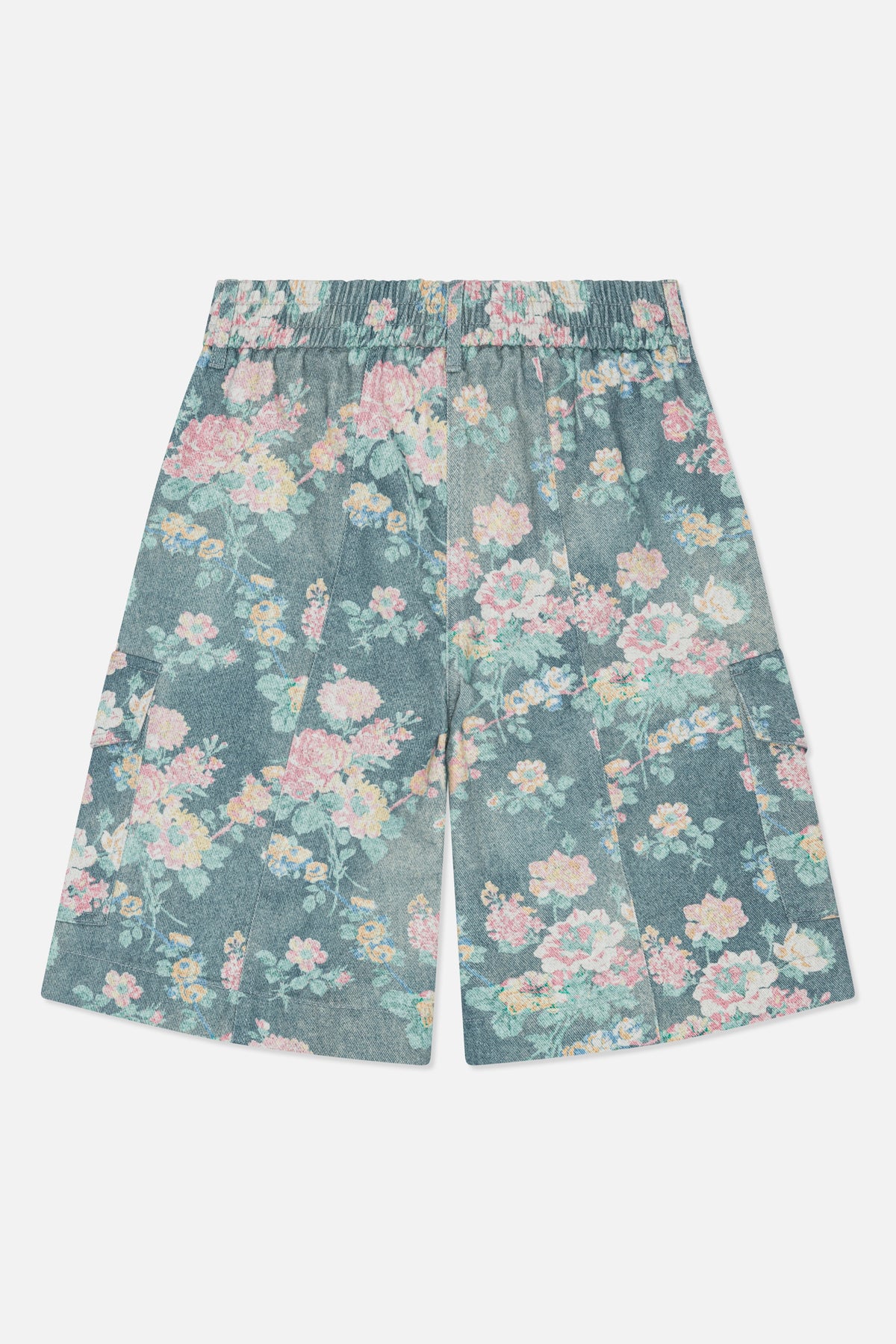 Vooraanzicht van wijde denimshorts met elastische tailleband, cargozakken aan de zijkant en een bloemenprint in roze, geel en mint