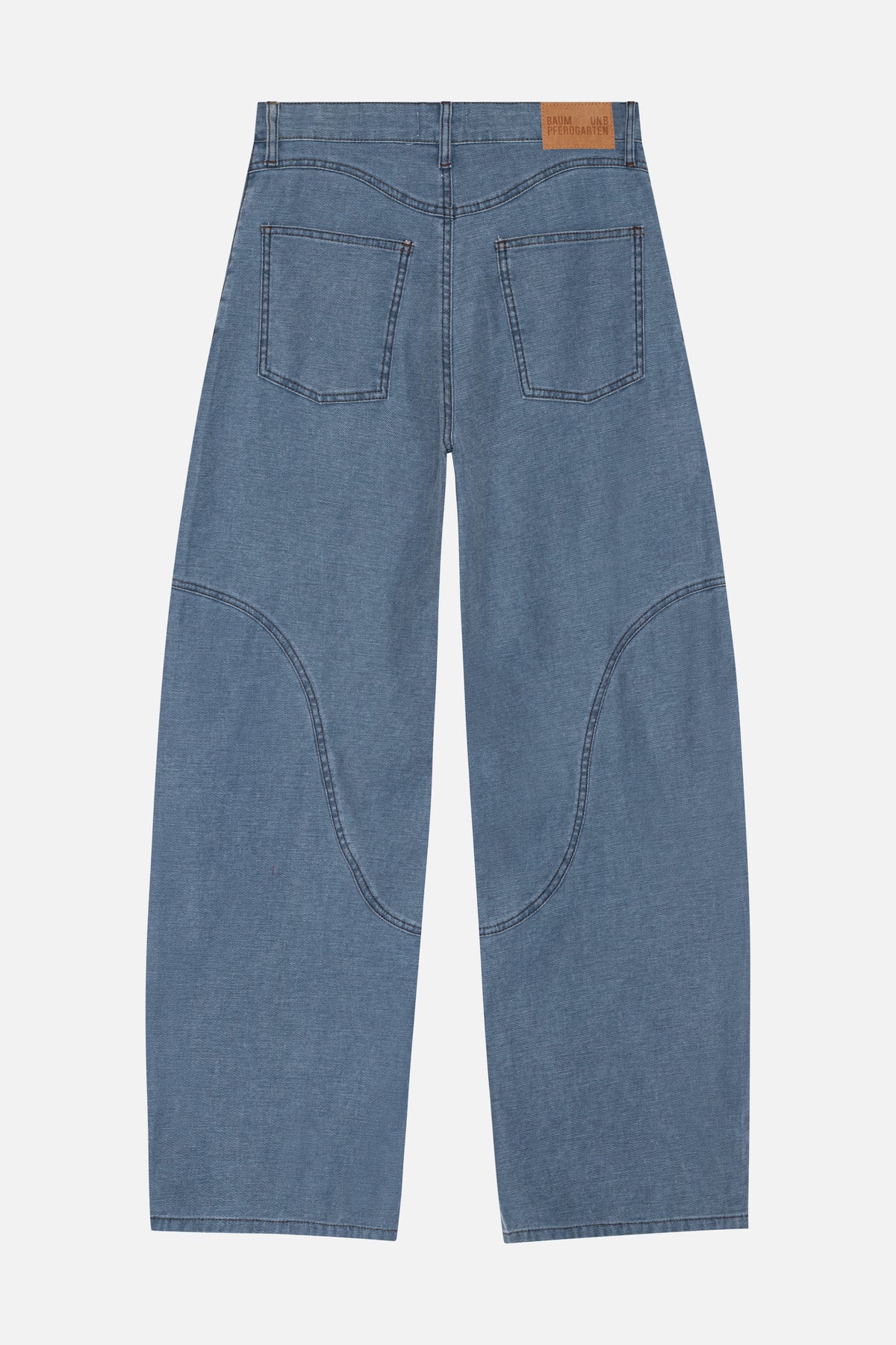 Rückansicht blauer denim-Jeans mit weitem Bein, zwei aufgesetzten Taschen, geschwungenen, abgesteppten Beineinsätzen und beigem Patch am Bund.