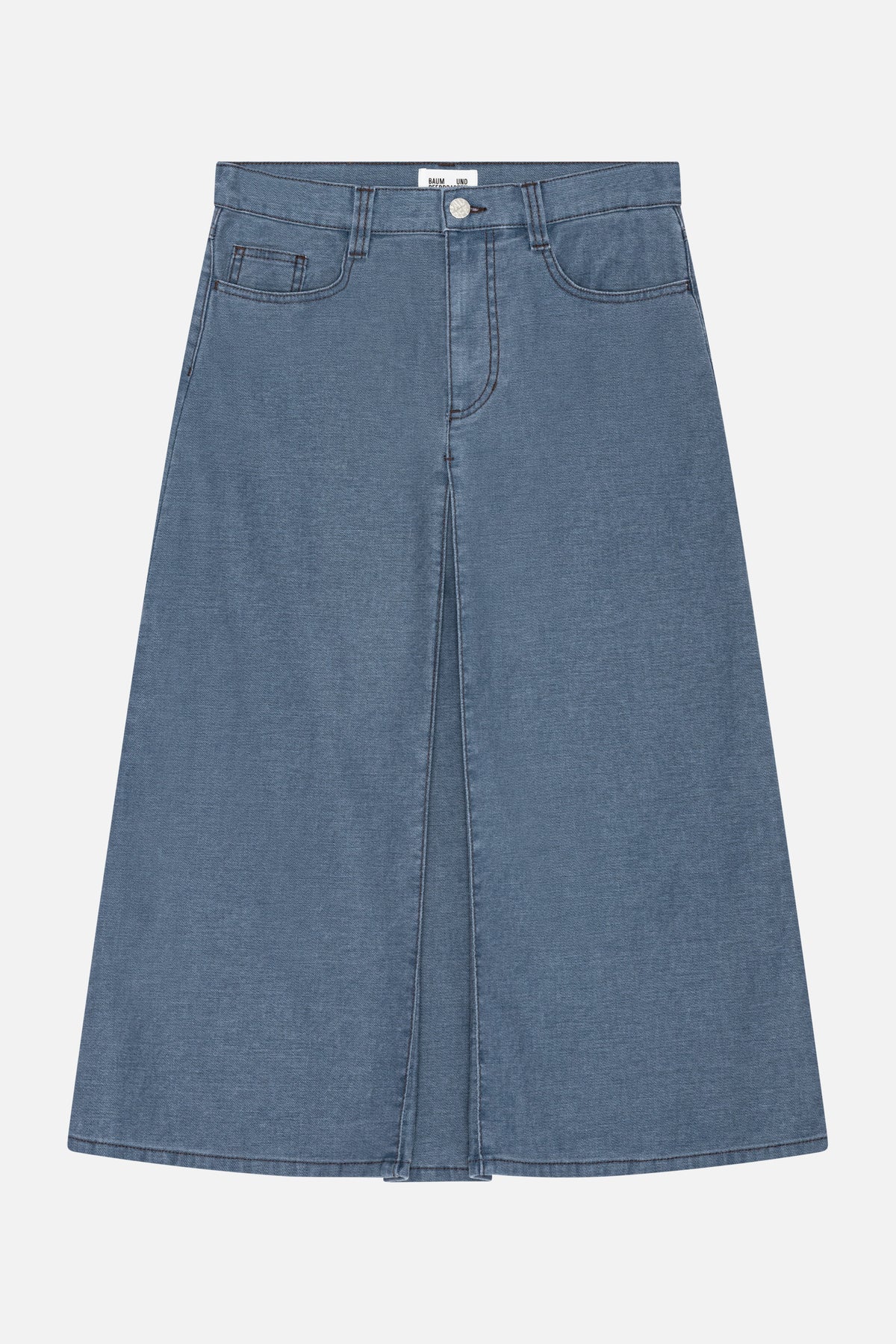 Frontansicht eines blauen denim-A-Linien-Rocks mit Gürtelschlaufen, Knopfverschluss, Vordertaschen und einer mittigen Naht vorn.