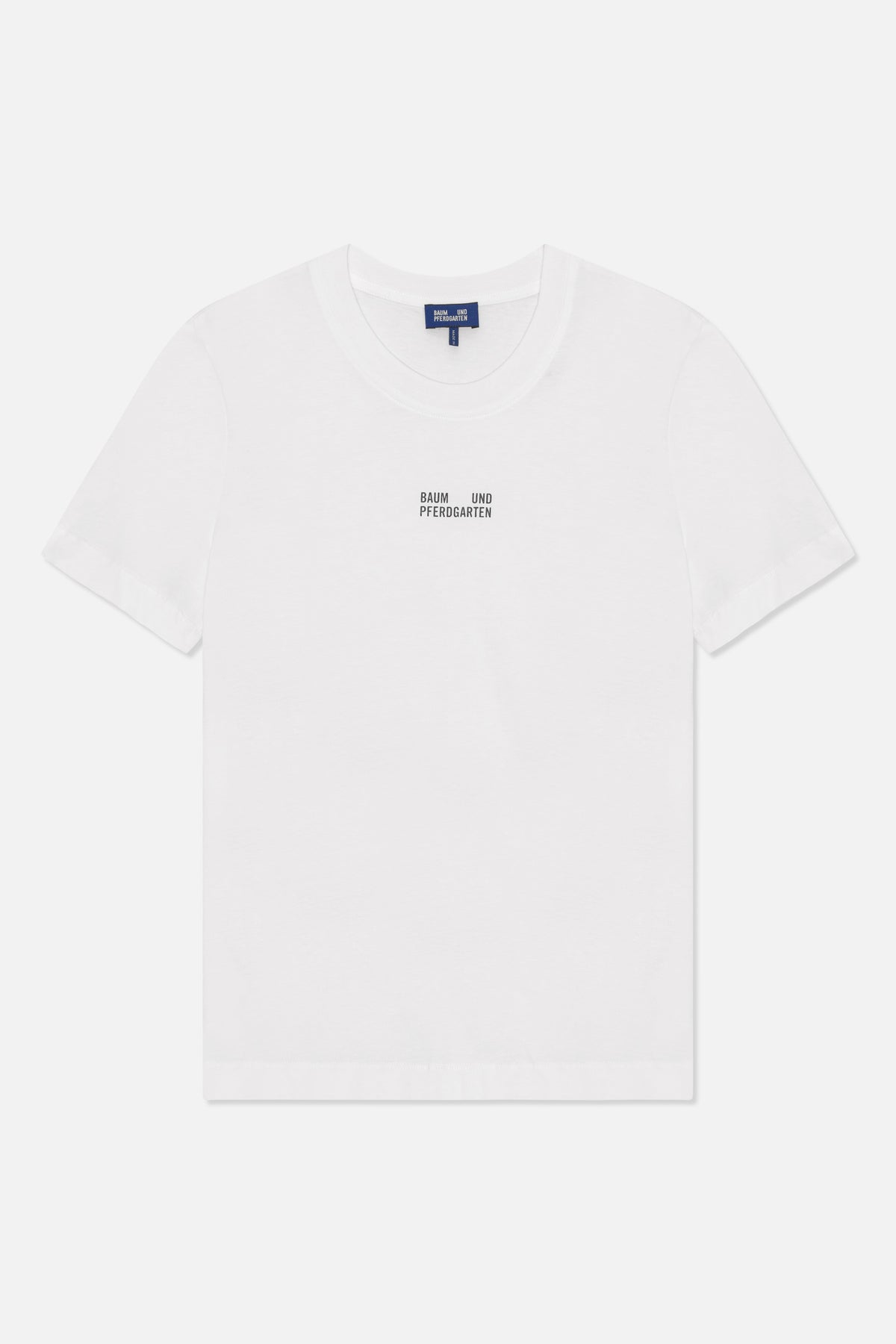 T-shirt blanc à manches courtes et col rond, petit lettrage noir Baum und Pferdgarten sur la poitrine, vu de face.