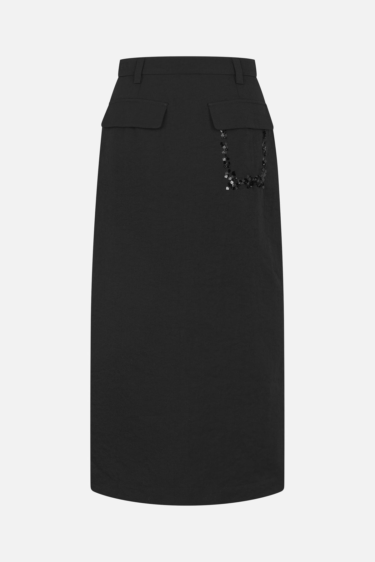 Achteraanzicht van een zwarte midi-rok met riemlussen, klepzakken en hangende zwart-zilveren vierkante versieringen.