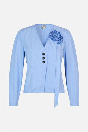 Vorderansicht eines hellblauen Blazers mit Nadelstreifen, langen Ärmeln, drei Knöpfen, rüschigem Blumen-Detail und hängendem Bindeband.