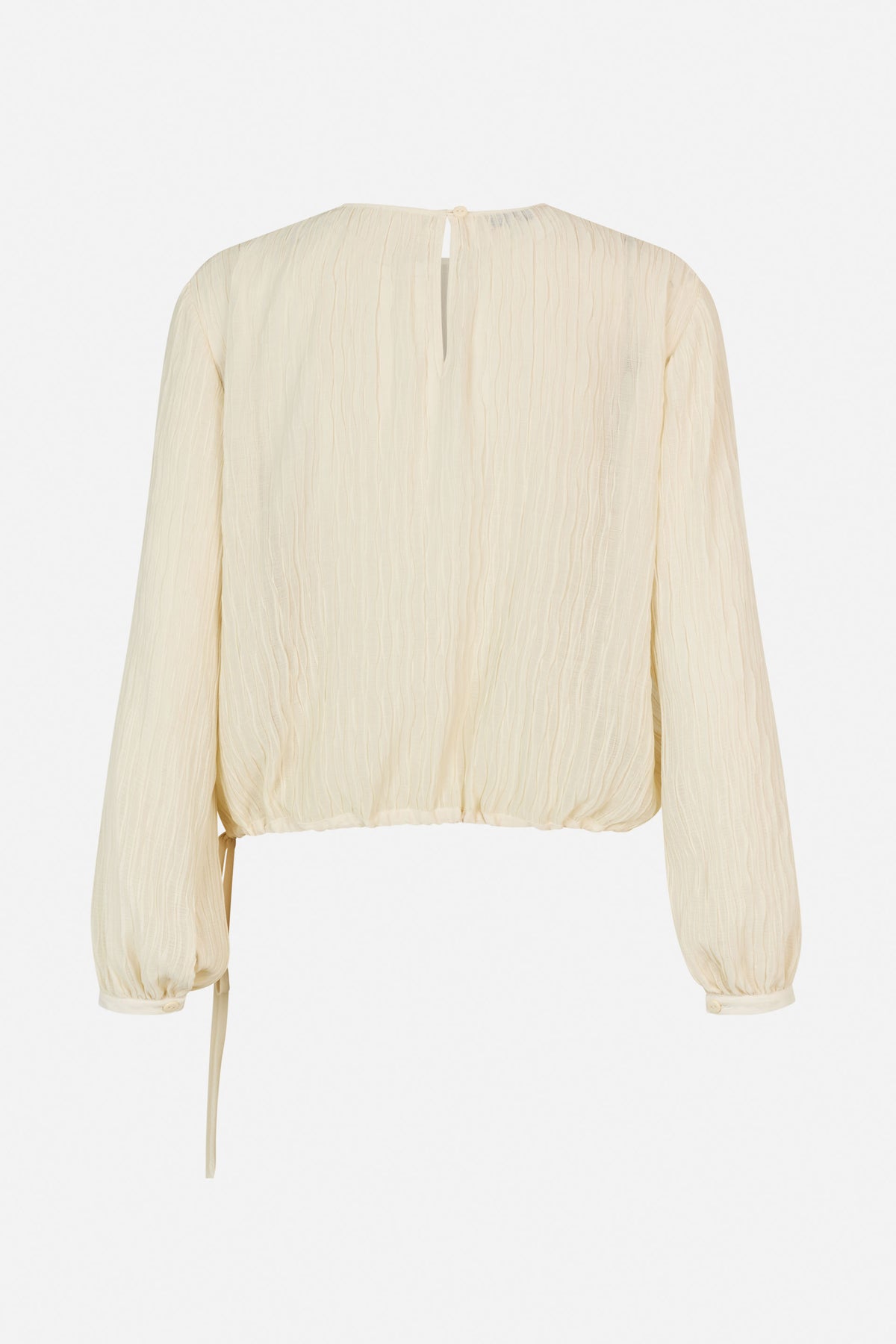 Achteraanzicht van een ivoorkleurige gekreukelde blouse met lange mouwen, een uitsparing met knoopsluiting, gerimpelde manchetten en zoom en een zijstrik.