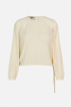 Vooraanzicht van een ivoorkleurige blouse met lange mouwen, fijne kreukstructuur, gerimpelde manchetten, een ronde hals en een strik in de zoom.