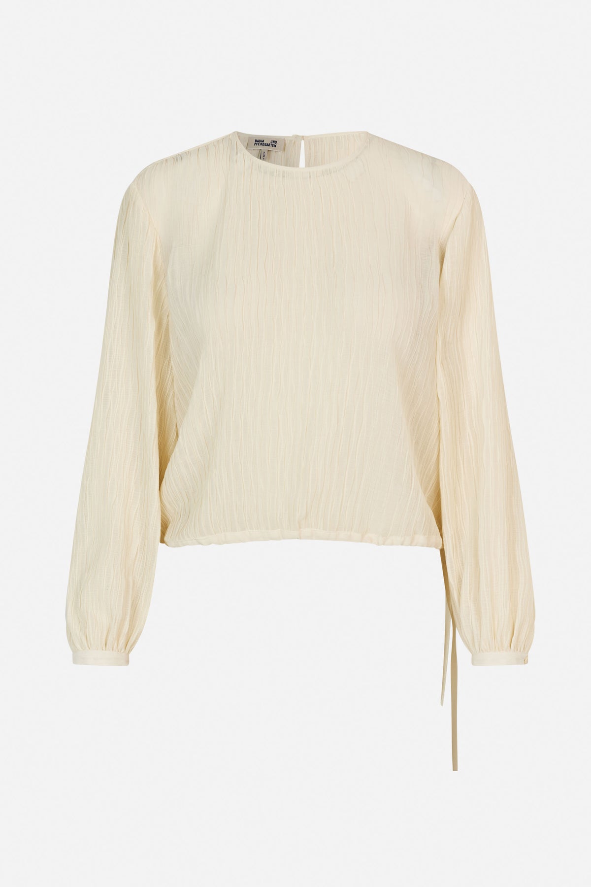 Vooraanzicht van een ivoorkleurige blouse met lange mouwen, fijne kreukstructuur, gerimpelde manchetten, een ronde hals en een strik in de zoom.