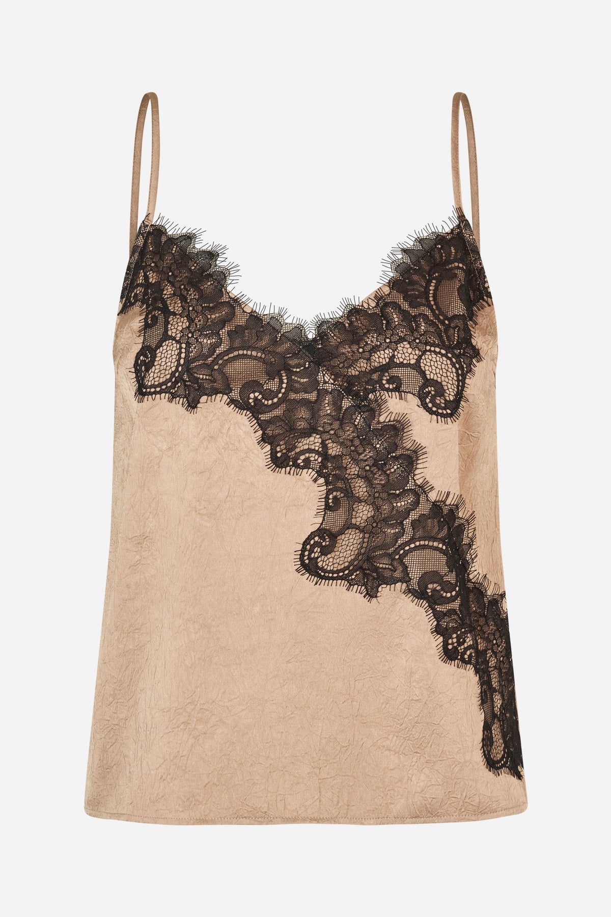 Vorderansicht einer beigen Camisole mit dünnen Trägern und schwarzer, floraler Spitze, die diagonal über Ausschnitt und Vorderteil verläuft.