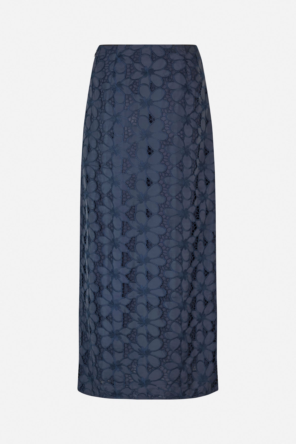 Vooraanzicht van een marineblauwe rechte rok met een all-over gebloemd kantenpatroon en opengewerkte details.