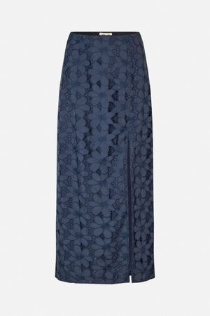 Vooraanzicht van een donkerblauwe midi-rok met oversized bloemenkant, een zwarte tailleband en een split aan de voorkant.