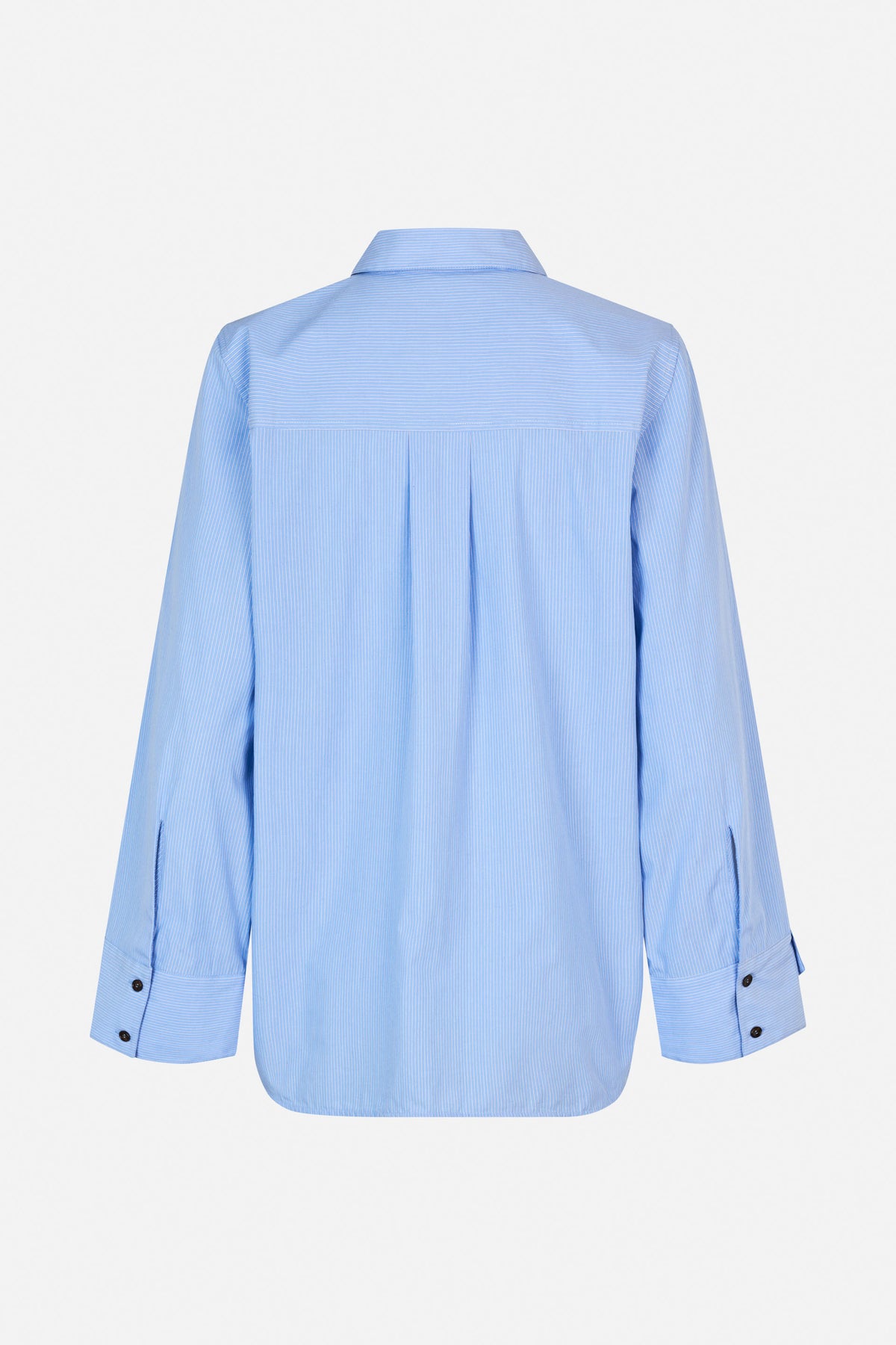 Rückansicht einer hellblauen Bluse mit feinen weißen Streifen, spitzem Kragen, Rückpasse mit Falte und geknöpften Manschetten.
