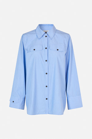 Vorderansicht einer hellblauen Bluse mit feinen weißen Streifen, einem spitzen Kragen, einer durchgehenden Knopfleiste, Brusttaschen und weiten Manschetten.