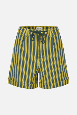 Vue de face d’un short bleu-vert à fines rayures verticales jaunes, taille à cordon foncé, passants de ceinture et ourlets larges retroussés.