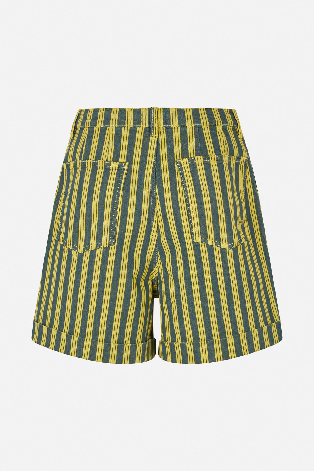 Vue de dos d'un short en denim bleu-vert à larges rayures verticales jaunes, deux poches plaquées et ourlets retroussés.