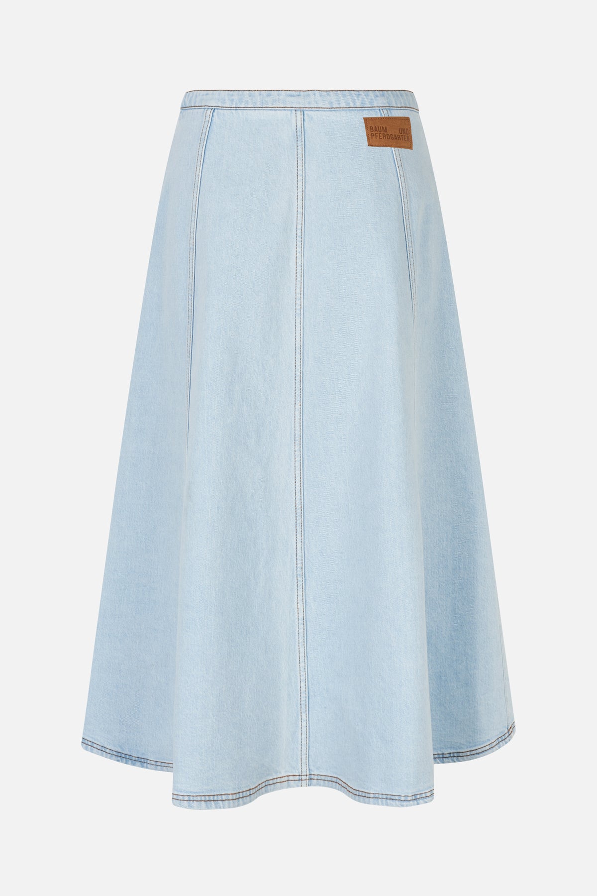 Jupe en denim délavé clair à coupe légèrement évasée, coutures verticales de panneaux et écusson logo marron à l'arrière de la ceinture.