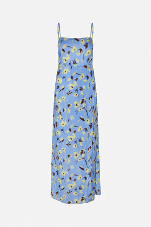 Vooraanzicht van een lange blauwe slipjurk met verstelbare spaghettibandjes en een all-over bloemenprint in geel en donkerbruin.