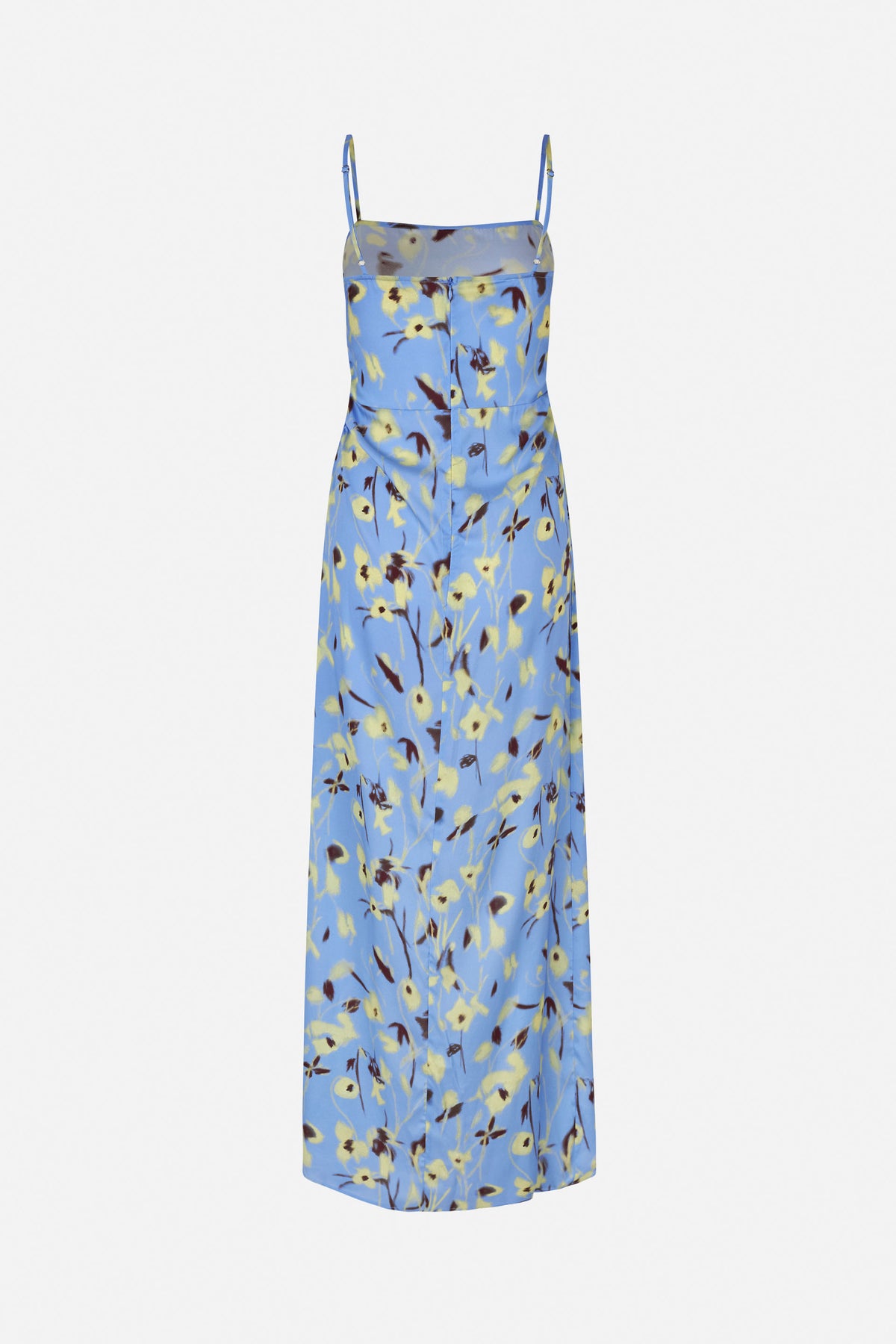 Vooraanzicht van een blauwe slipjurk met bloemenprint, dunne verstelbare bandjes, een doorschijnend bovenstuk en een getailleerd model.