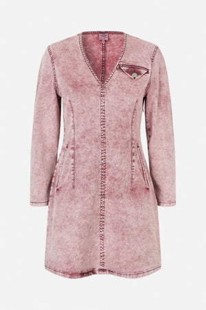 Vorderansicht eines rosa gewaschenen Denim-Kleids mit langen Ärmeln, V‑Ausschnitt, geknöpfter Brustklappe und schrägen Seitentaschen.
