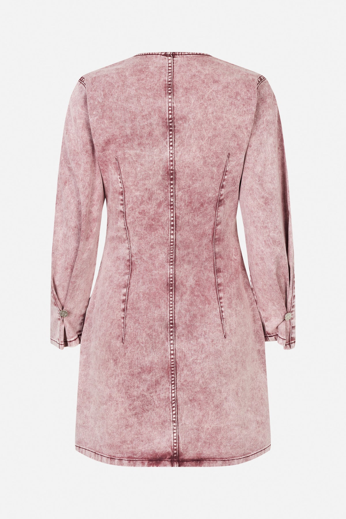 Rückansicht eines in Rosé gewaschenen denim-Kleids mit langen Ärmeln, formgebenden Nähten und geknöpften Manschettenriegeln.