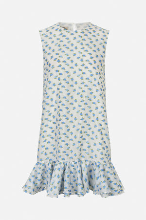 Vorderansicht eines weißen ärmellosen Kleids mit verstreutem blau-grünem Blumenmuster und gerafftem Volant-Saum.