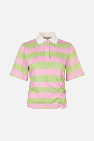Vue de face d'un polo à manches courtes à larges rayures rose et vert clair, col pointu blanc et patte de boutonnage.