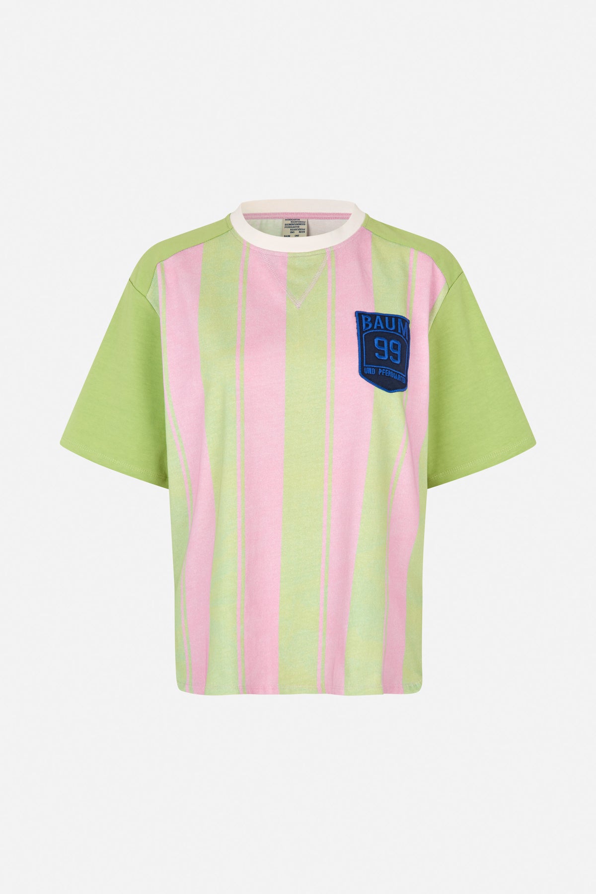 Vue de face d'un t-shirt à manches courtes à larges rayures verticales rose et vert pâle, avec manches vertes, col écru et un écusson sombre sur la poitrine.