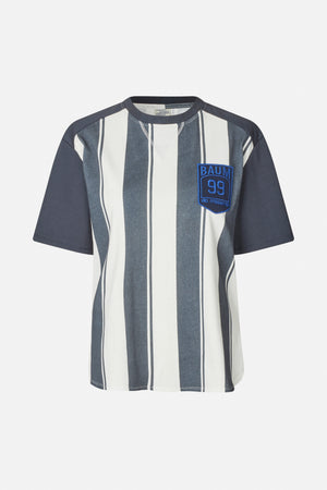 Vue de face d'un T-shirt à manches courtes, rayé verticalement gris charbon et écru, manches foncées et écusson bleu 99 sur la poitrine.