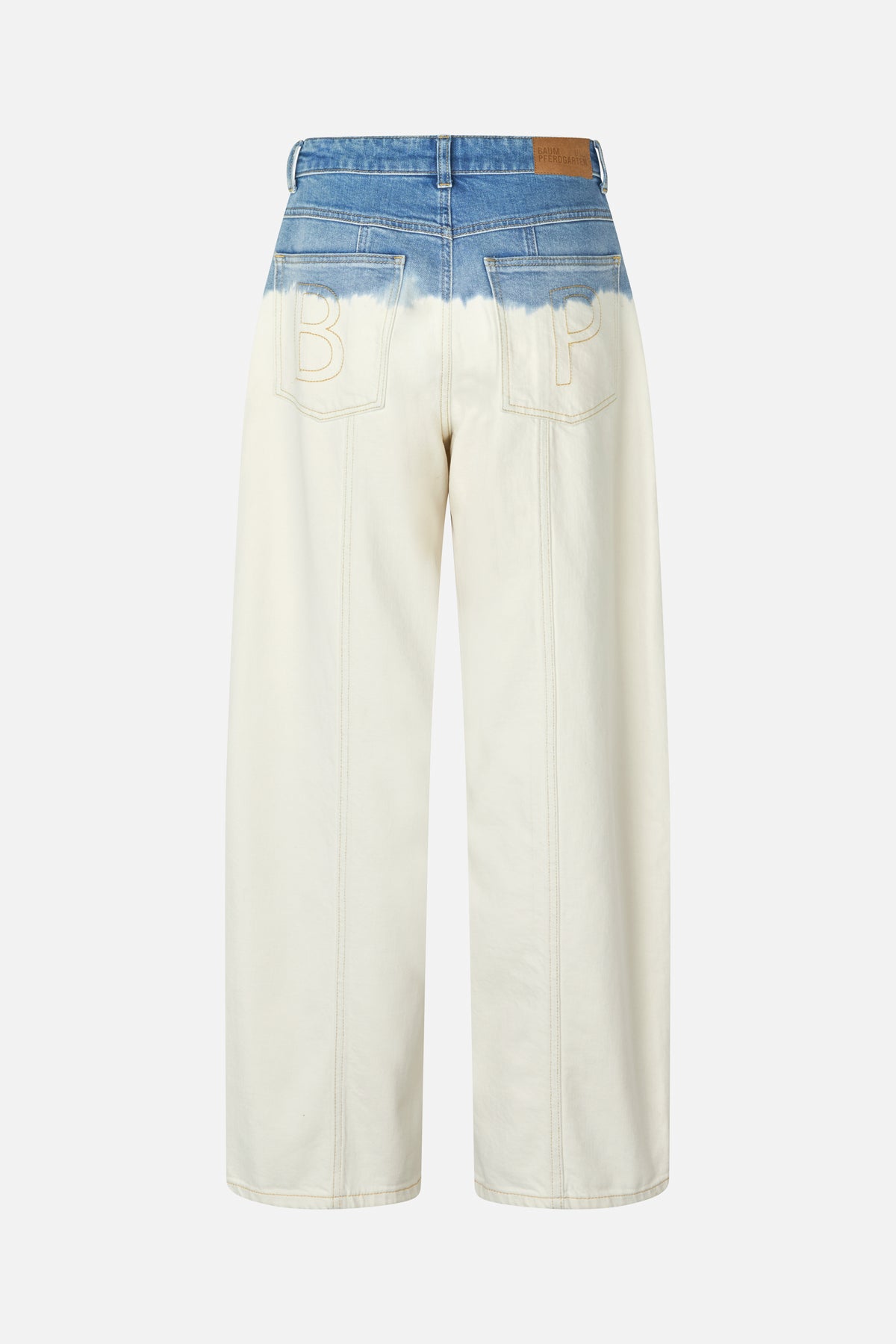 Achteraanzicht van een wijde jeans met een blauwe denim tailleband die vervaagt in ivoorkleurige pijpen en grote, omlijnde letters op de achterzakken.