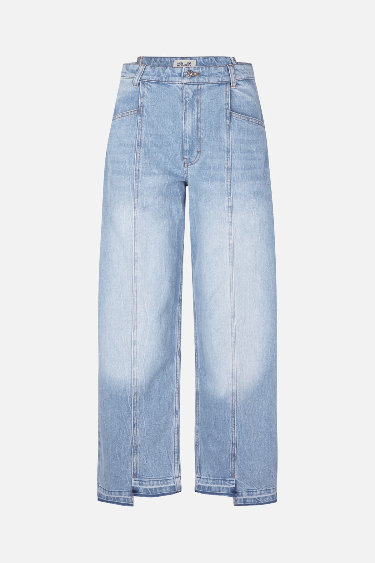 Frontansicht: hellblau gewaschene denim-Jeans mit hohem Bund, weiten, geraden Beinen, kontrastierenden Nähten und Vordertaschen.