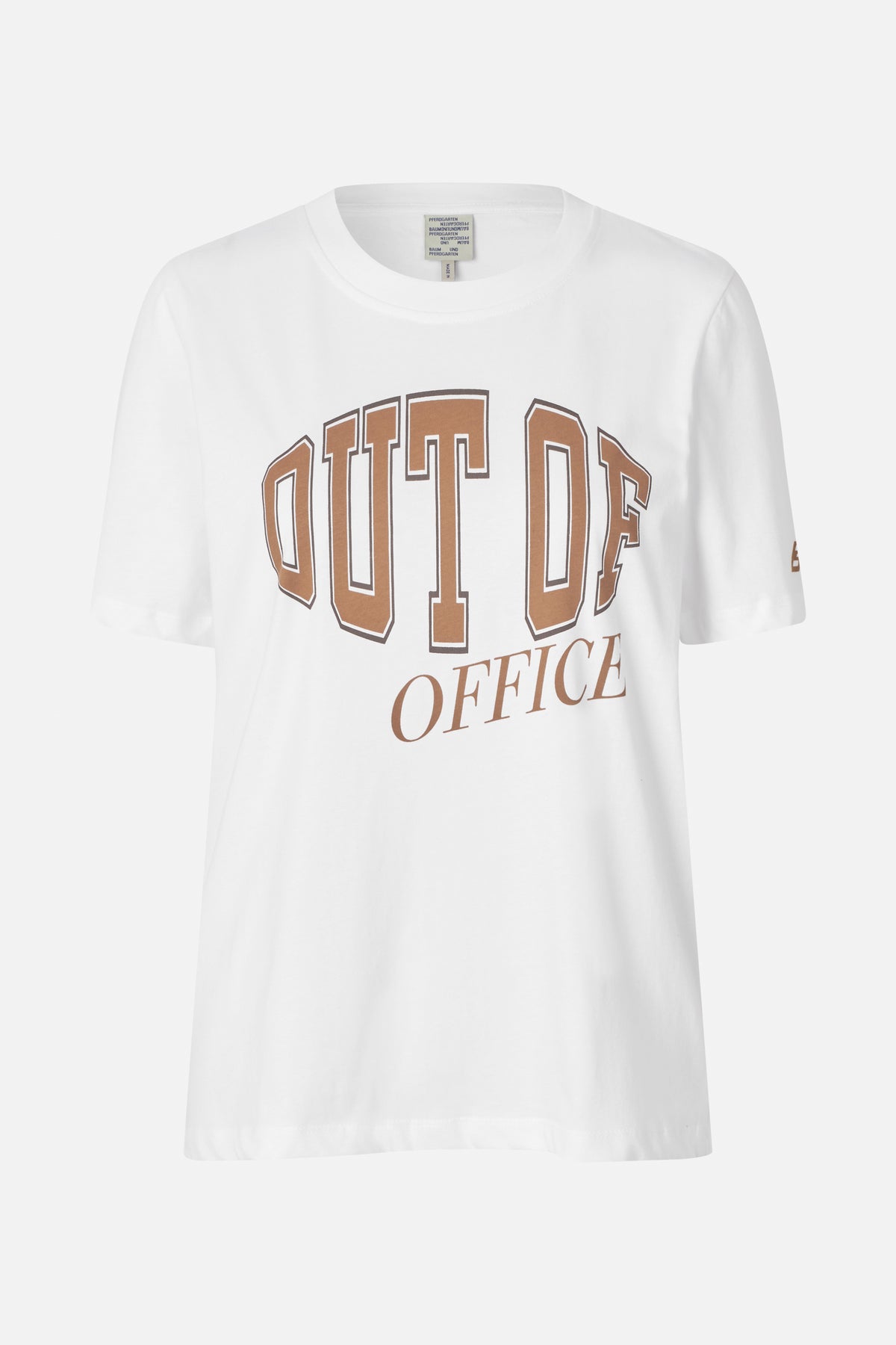 T-shirt blanc à col rond et manches courtes, avec des lettres universitaires marron bordées formant « OUT OF OFFICE » sur le devant.