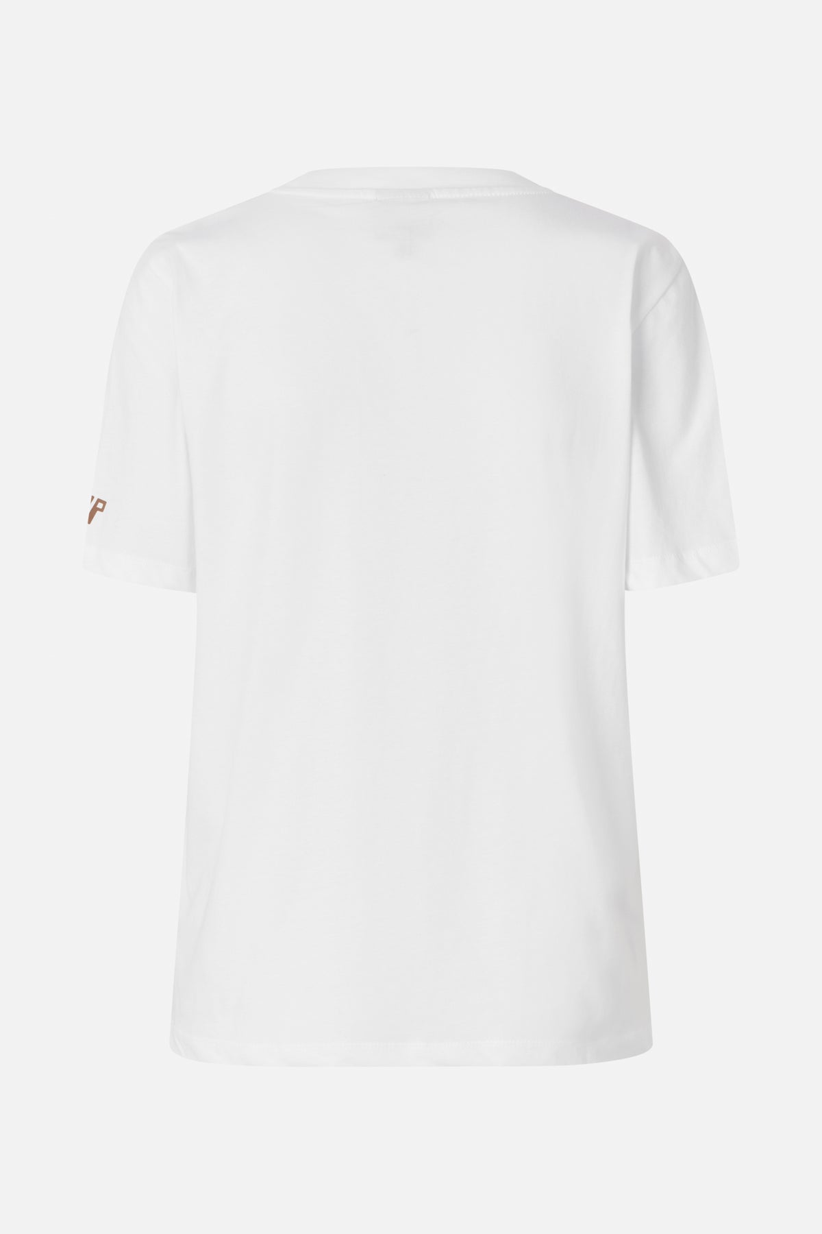 Vue de dos d'un t-shirt blanc à manches courtes avec un petit motif marron près du bord de la manche.