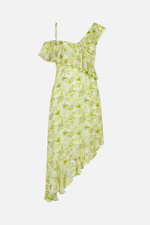 Asymmetrische jurk met één schouder, gelaagde volantjes en een vloeiende zoom, bedrukt met lichtgroene, aquarelachtige bloemen.