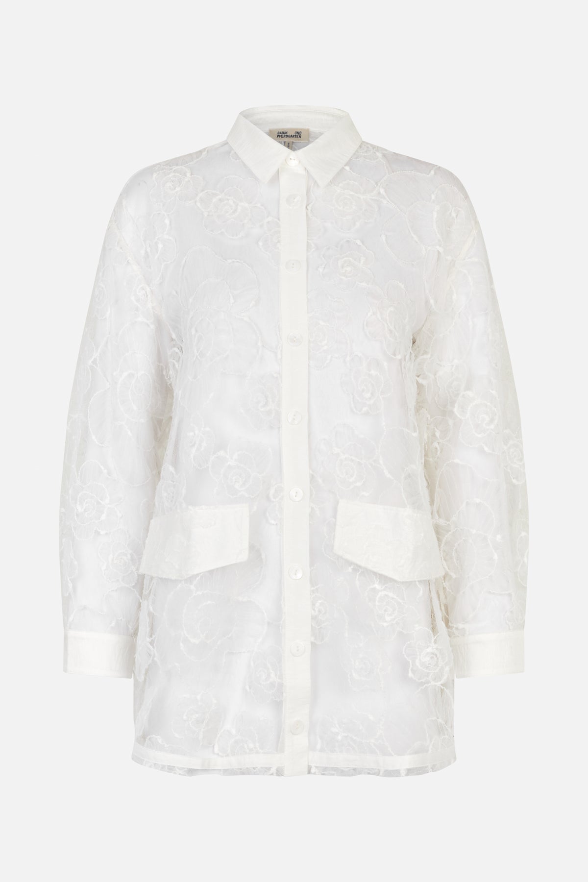 Chemise blanche à manches longues, boutonnée, col pointu, motif en dentelle florale, poches poitrine et larges poignets, vue de face