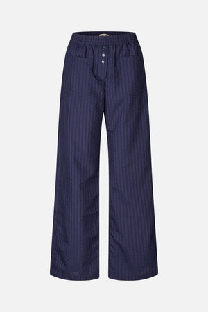 Vorderansicht einer marineblauen Hose mit weitem Bein, feinem Strukturstreifenmuster, elastischem Bund, Knopfleiste und großen aufgesetzten Taschen.