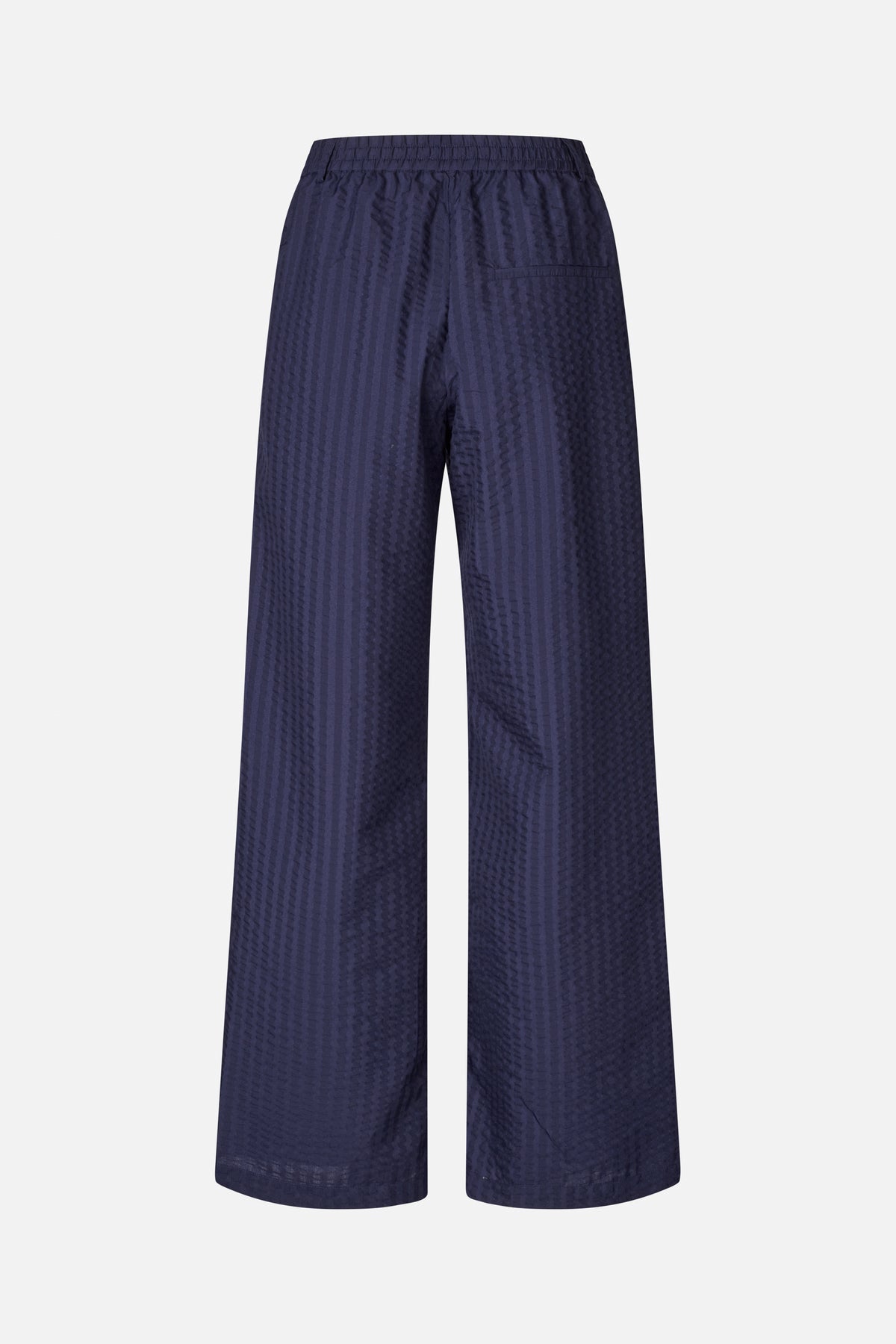 Ansicht von hinten einer marineblauen Hose mit weitem Bein, elastischem Bund, dezenten vertikalen Strukturstreifen und einer Gesäßtasche.