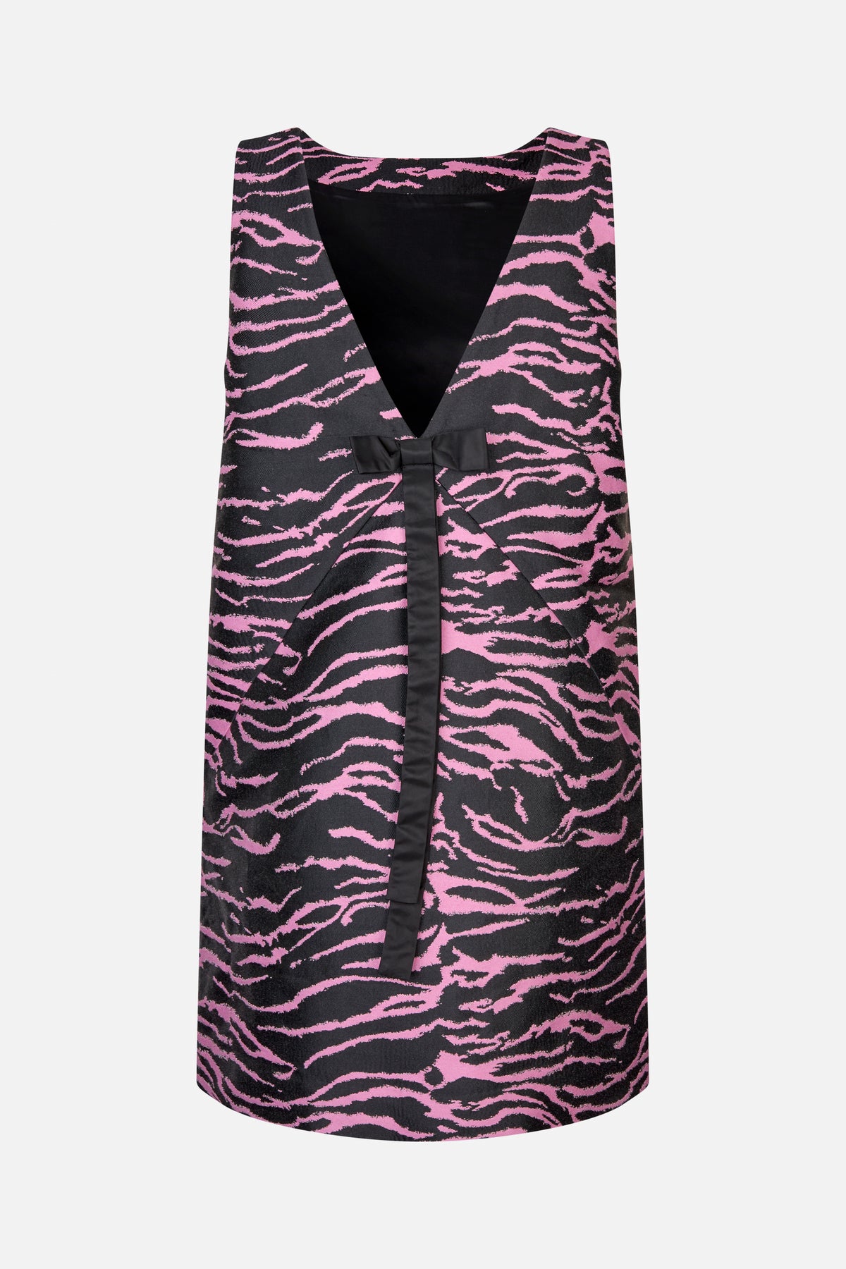 Vooraanzicht van een mouwloze zwarte jurk met roze golvende strepen, een diepe V-hals en een zwarte strik met lange linten.
