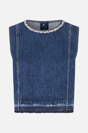Vooraanzicht van een donkerblauwe mouwloze denimtop met contrasterende stiksels en een ronde hals met fonkelende versiering