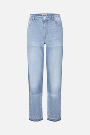 Vorderansicht einer hellblauen Jeans mit geradem Bein, dezenten Waschfalten (Whiskering), kupferfarbenen Nähten, Vordertaschen und gebrandetem Knopf