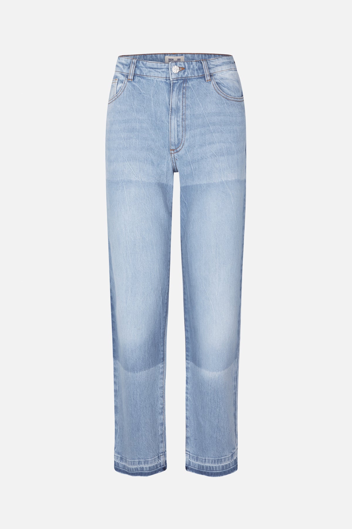 Vorderansicht einer hellblauen Jeans mit geradem Bein, dezenten Waschfalten (Whiskering), kupferfarbenen Nähten, Vordertaschen und gebrandetem Knopf