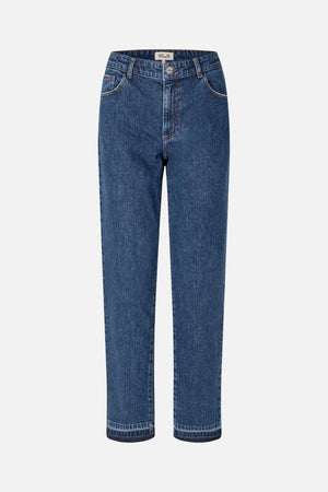 Vorderansicht einer dunkelblauen Jeans mit geradem Bein, verwaschener Denim-Optik, orangefarbenen Kontrastnähten, Gürtelschlaufen und geschwungenen Vordertaschen.