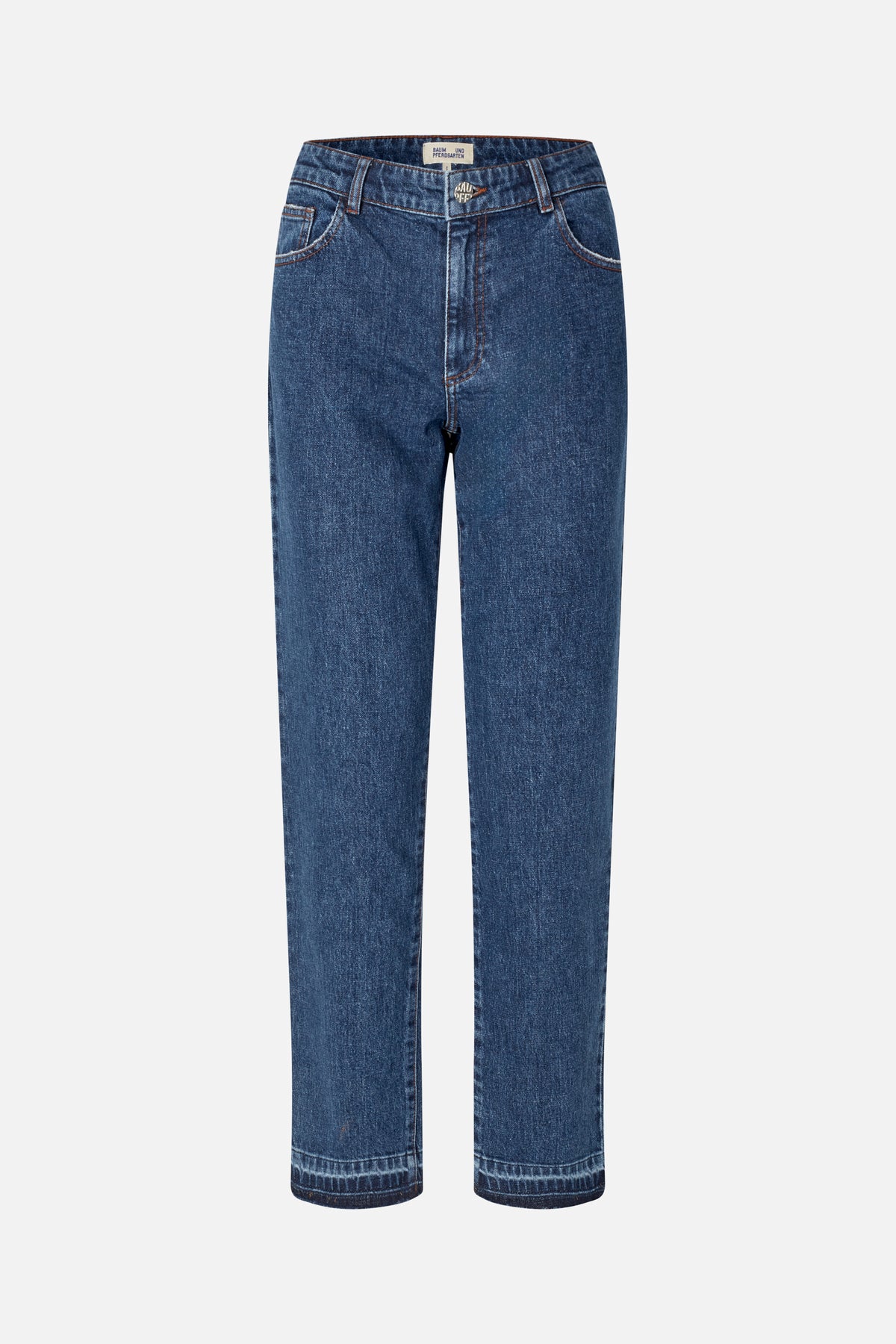 Vorderansicht einer dunkelblauen Jeans mit geradem Bein, verwaschener Denim-Optik, orangefarbenen Kontrastnähten, Gürtelschlaufen und geschwungenen Vordertaschen.