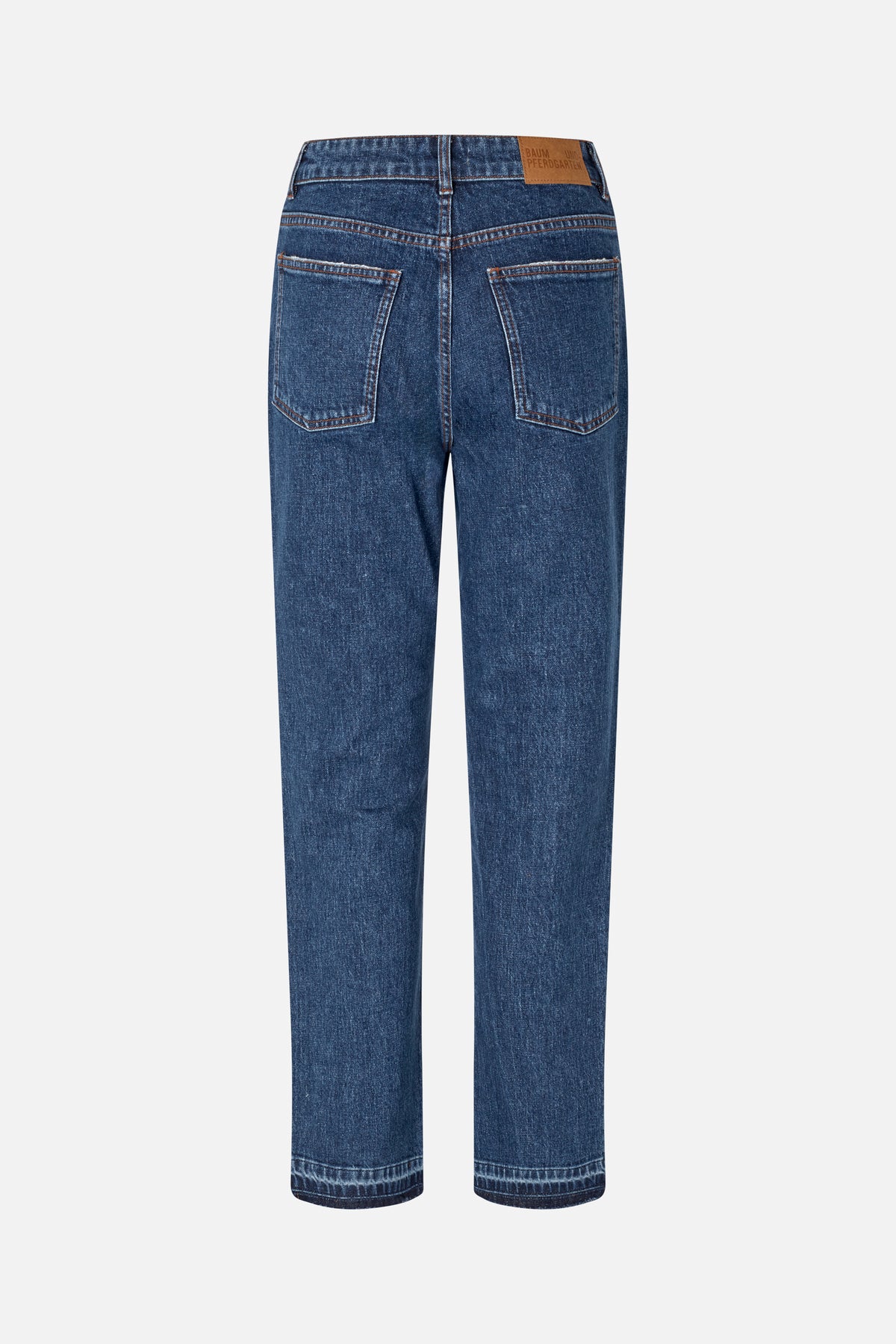 Rückansicht einer dunkelblauen Jeans mit geradem Bein, zwei aufgesetzten Taschen, Kontrastnähten und beigem Patch am Bund.