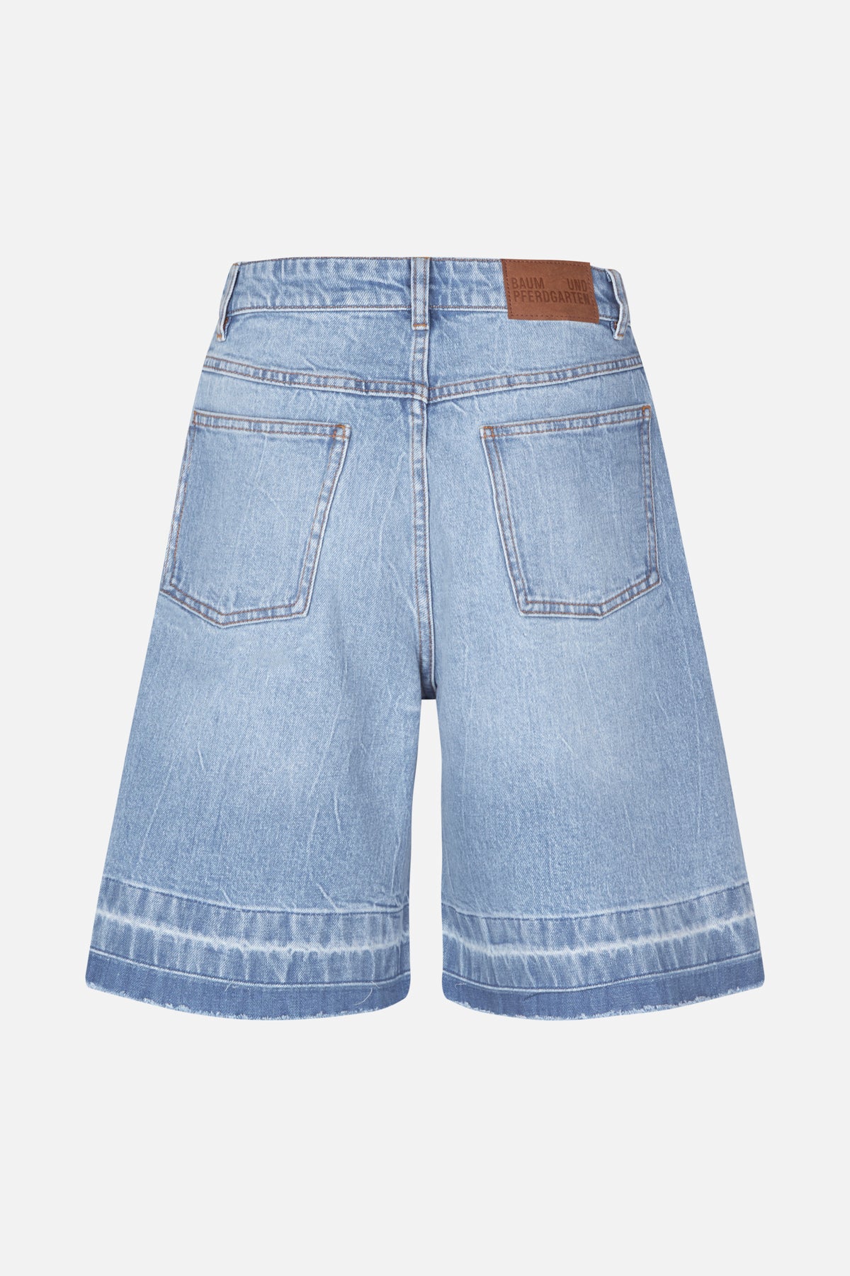 Achteraanzicht van lichtgewassen denimbroek met wijde pijpen, twee opgestikte zakken, contrasterende stiksels en brede omgeslagen zomen.