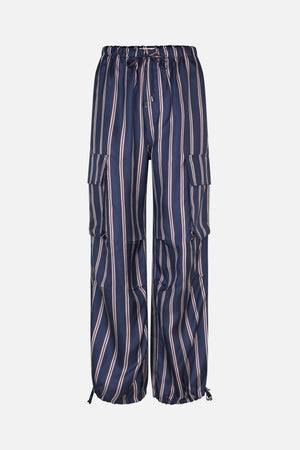 Vorderansicht einer marineblauen Wide-Leg-Hose mit burgunderroten und weißen vertikalen Streifen, elastischem Kordelzugbund und Cargotaschen mit Klappe.