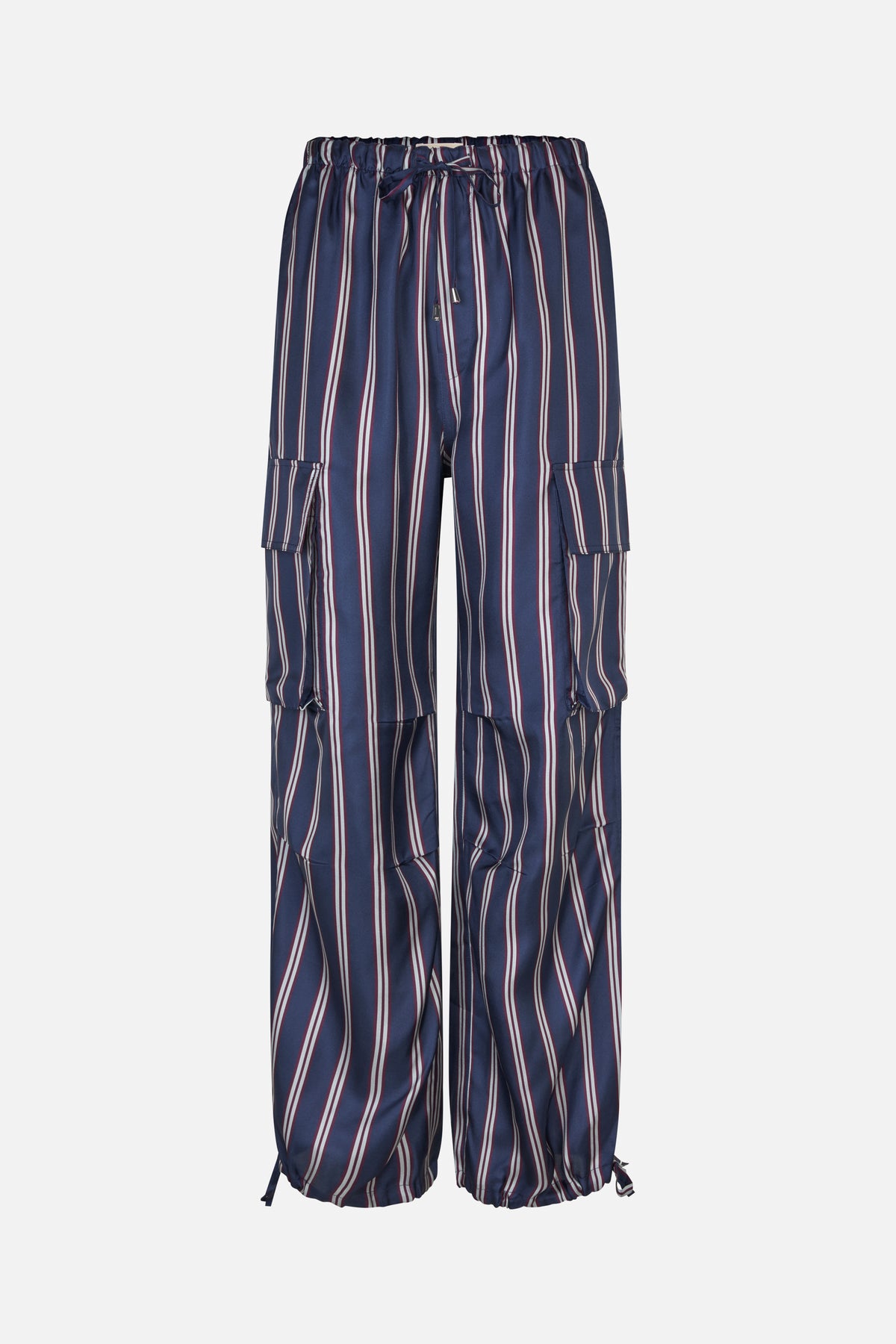 Vorderansicht einer marineblauen Wide-Leg-Hose mit burgunderroten und weißen vertikalen Streifen, elastischem Kordelzugbund und Cargotaschen mit Klappe.