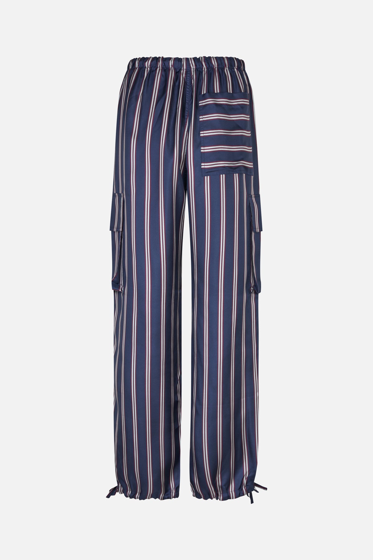 Vollansicht einer weiten, marineblauen Hose mit vertikalen bordeaux- und weißen Streifen, elastischem Bund, Cargotaschen und verstellbaren Bindebändern am Knöchel.
