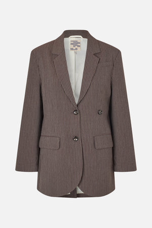 Vooraanzicht van een bruine blazer met fijne witte krijtstrepen, revers met inkeping, drie knopen en twee klepzakken.