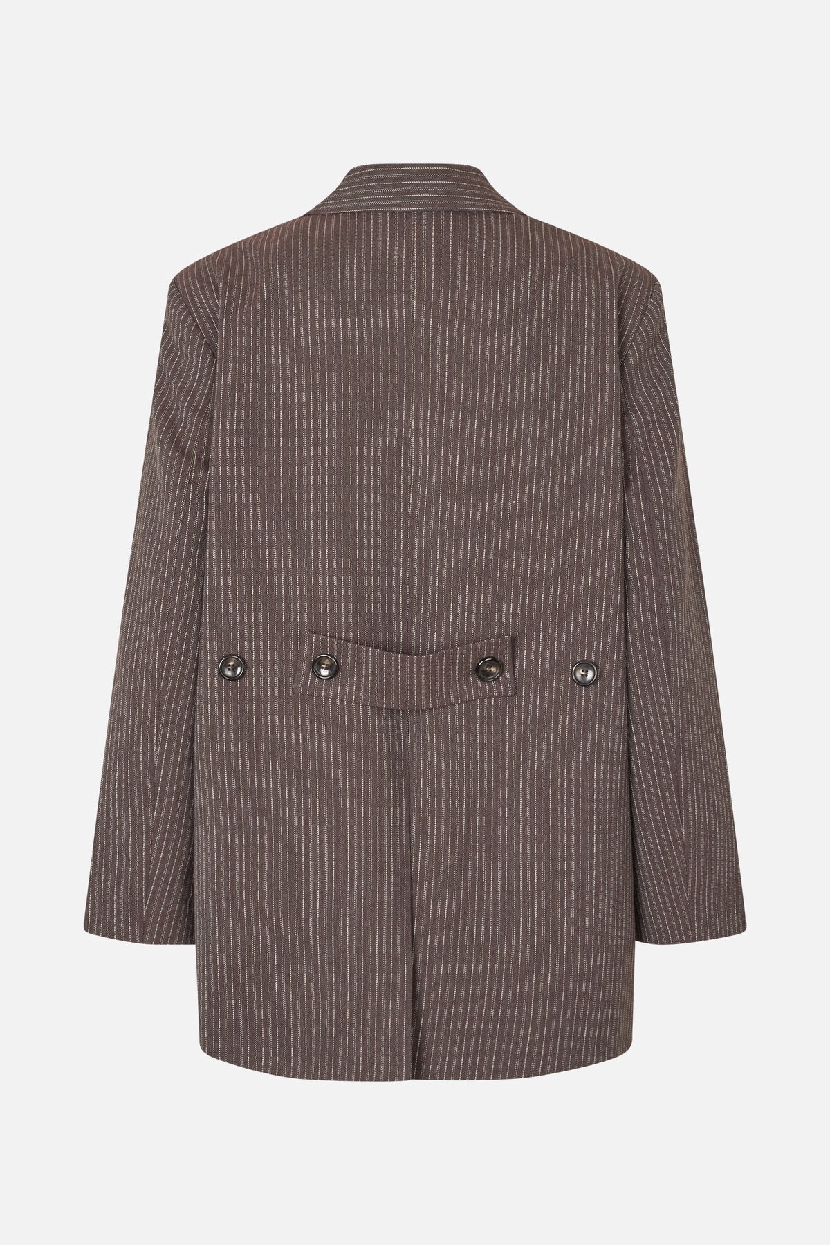 Achteraanzicht van een bruine blazer met fijne roomkleurige krijtstrepen en een tailleband met knoop.
