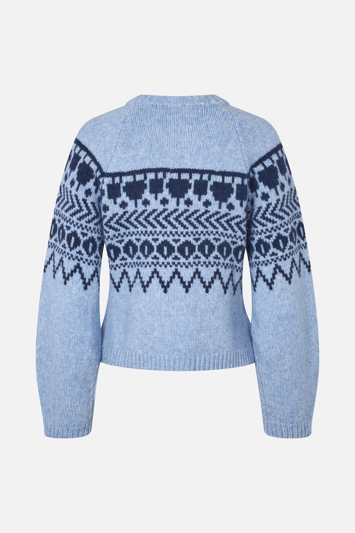 Vue de dos d'un pull en maille bleu pâle à manches longues, col rond côtelé et motif géométrique bleu marine aux épaules et sur les manches.