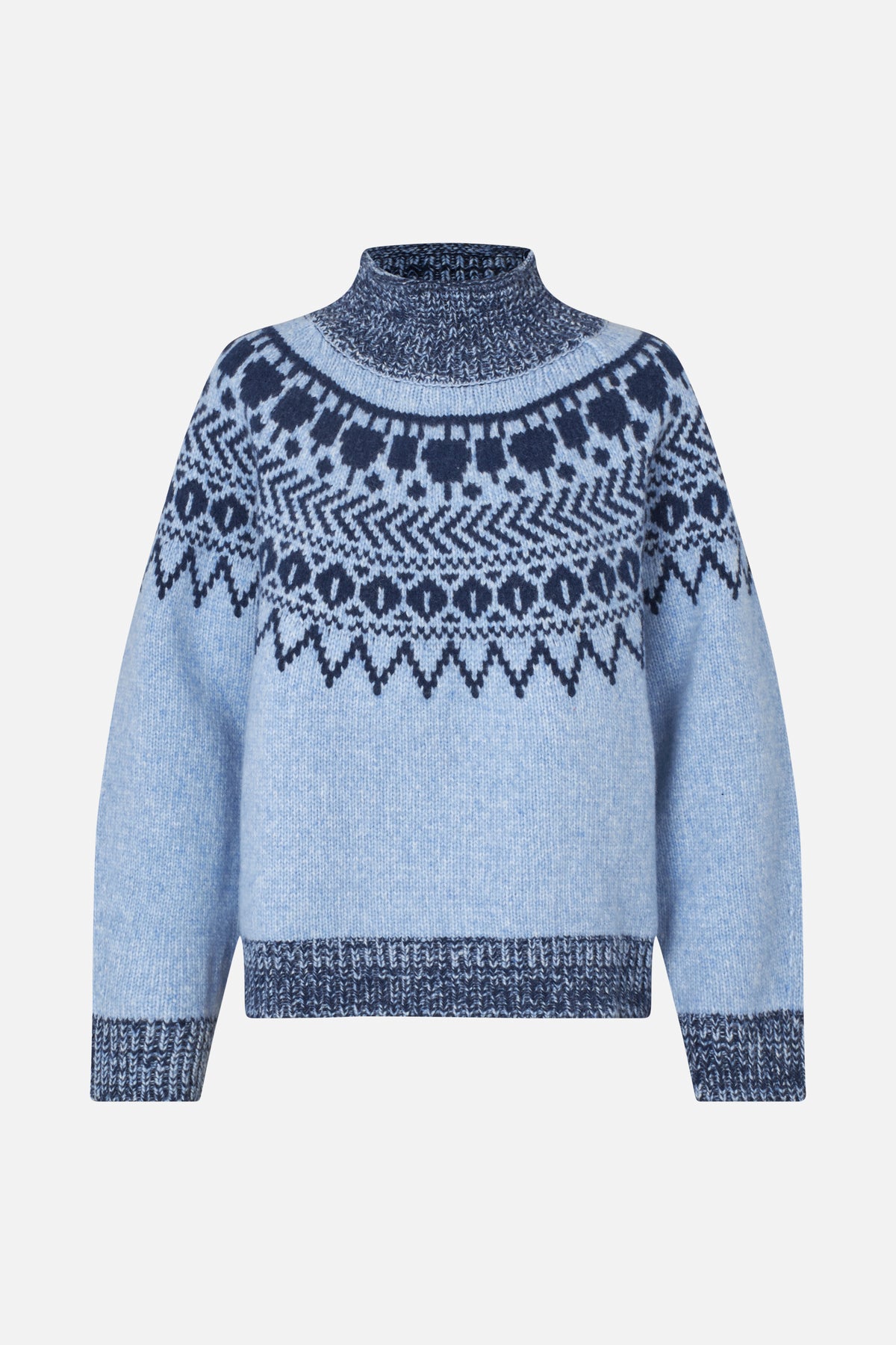 Vooraanzicht van een lichtblauwe gebreide trui met een marineblauwe geometrische Fair Isle-inzet en contrasterende donkere gemêleerde col, manchetten en boord.