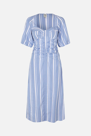 Vue de face d'une robe midi à rayures bleu clair et blanc, manches bouffantes, encolure carrée, corsage structuré et taille froncée.