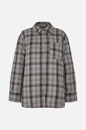 Vue de face d'une chemise boutonnée à manches longues à carreaux gris et noir, avec de fines rayures couleur rouille et une poche poitrine.
